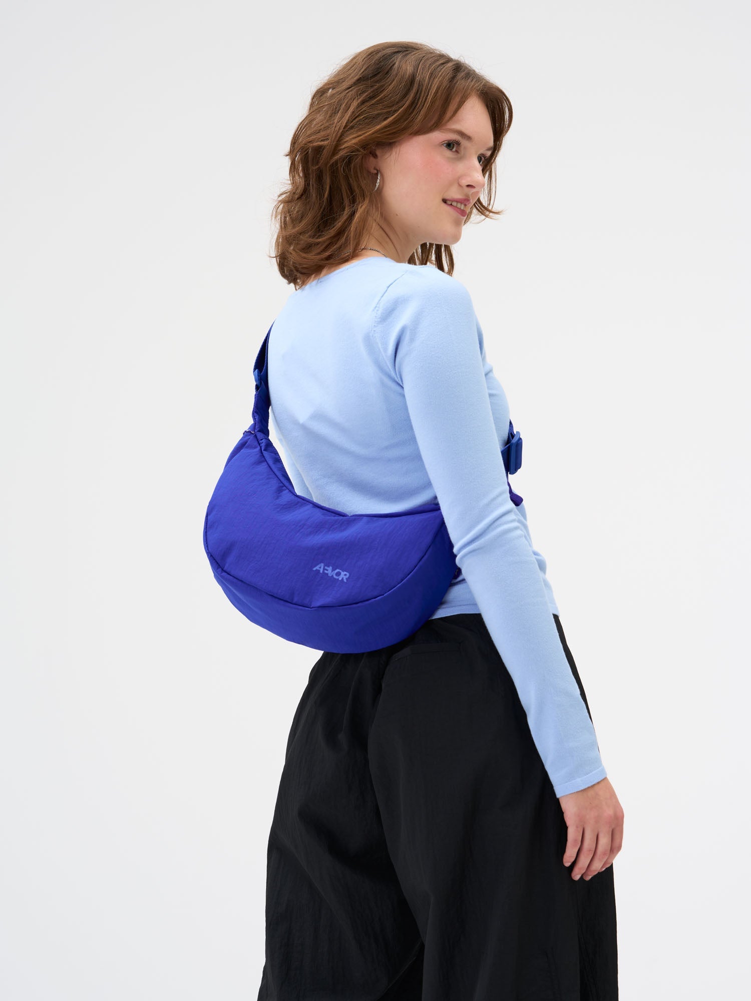 aevor-sling-bag-small-umh-ngetasche-4l-electric-blue image 2