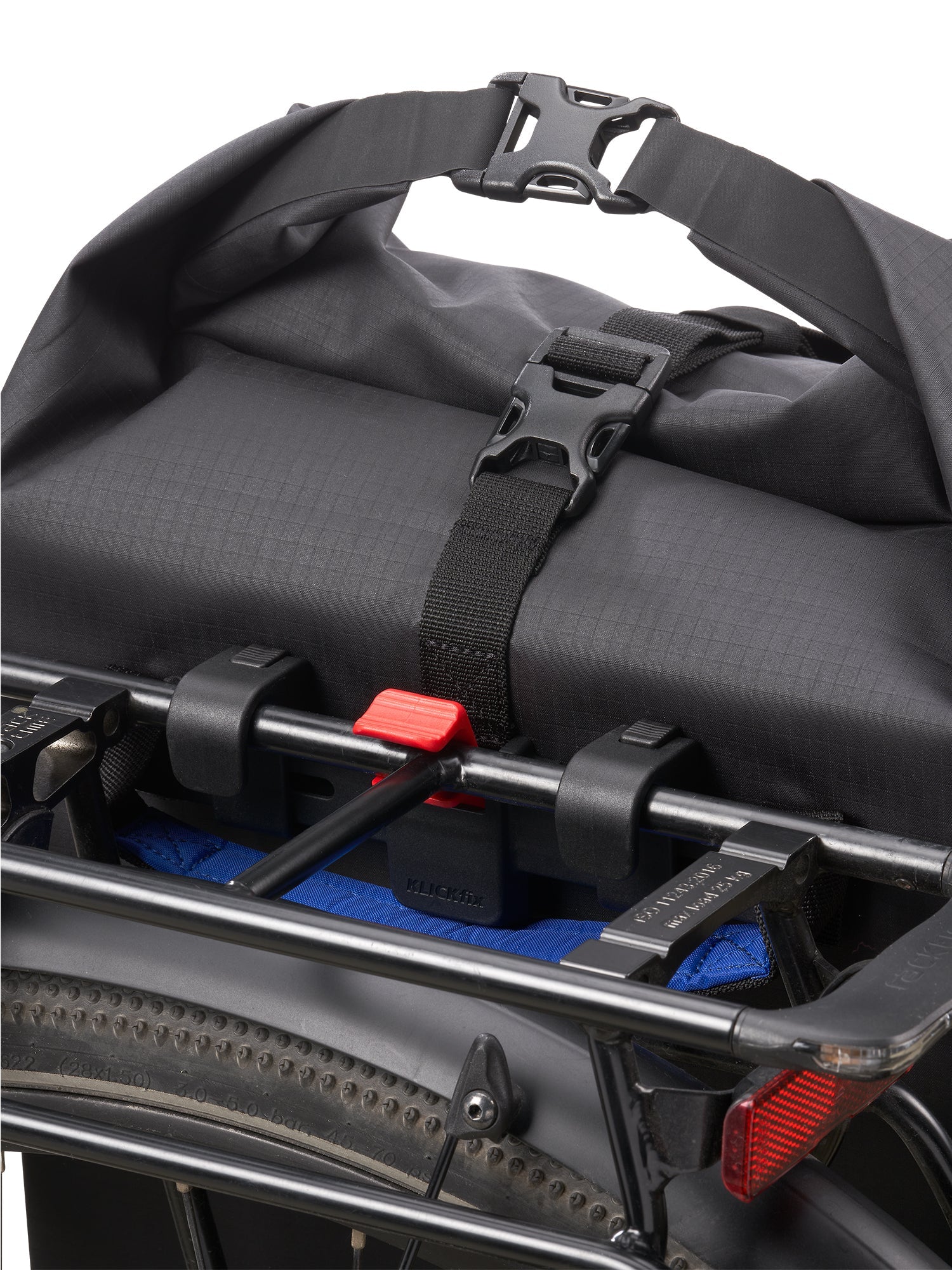 aevor-pannier-pack-road-proof-black-fahrradtasche-21-liter image 5