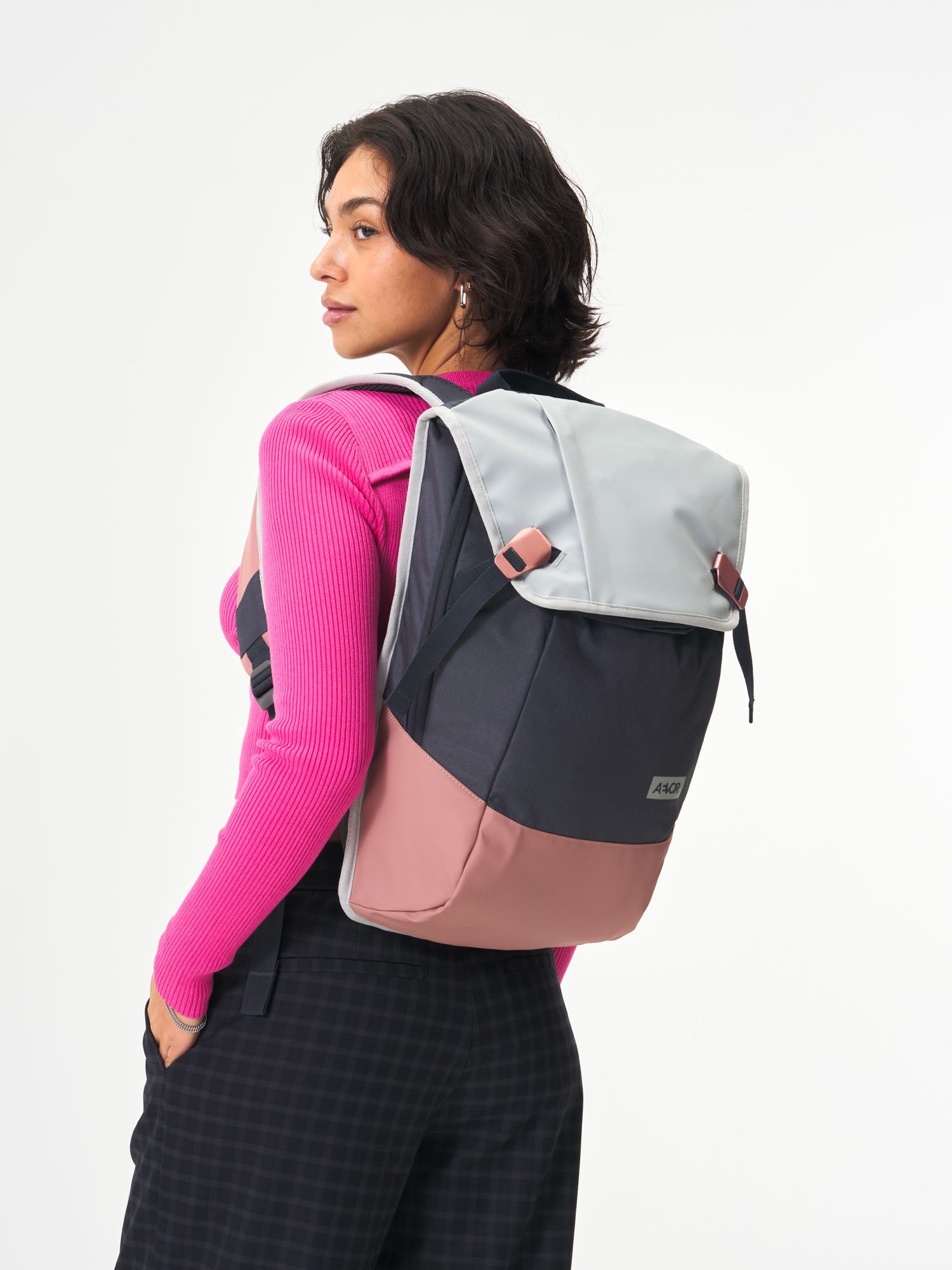 aevor-daypack-rucksack-chilled-rose-18-28-l-laptop image 2