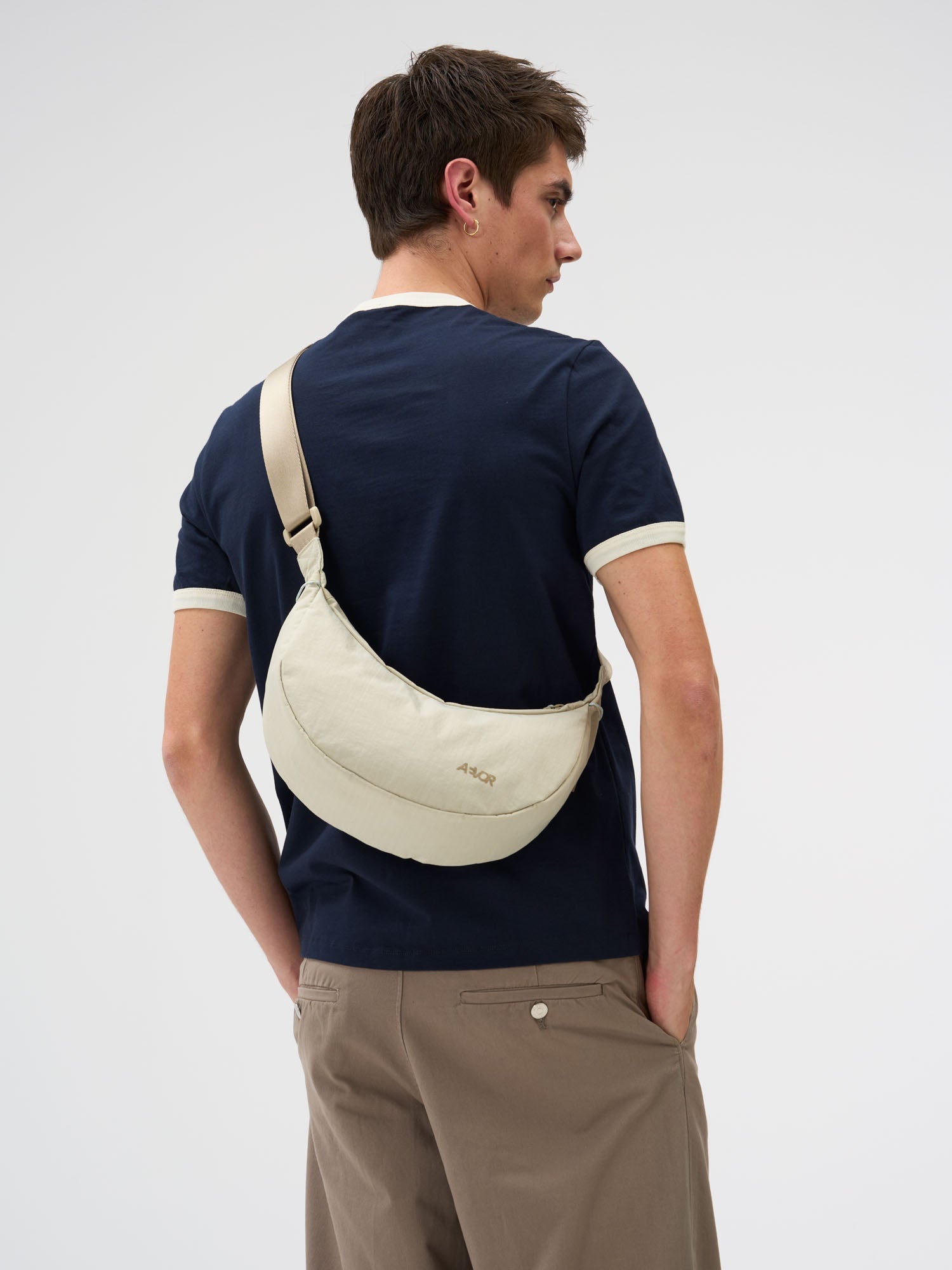 aevor-sling-bag-small-umh-ngetasche-off-white-4l image 2