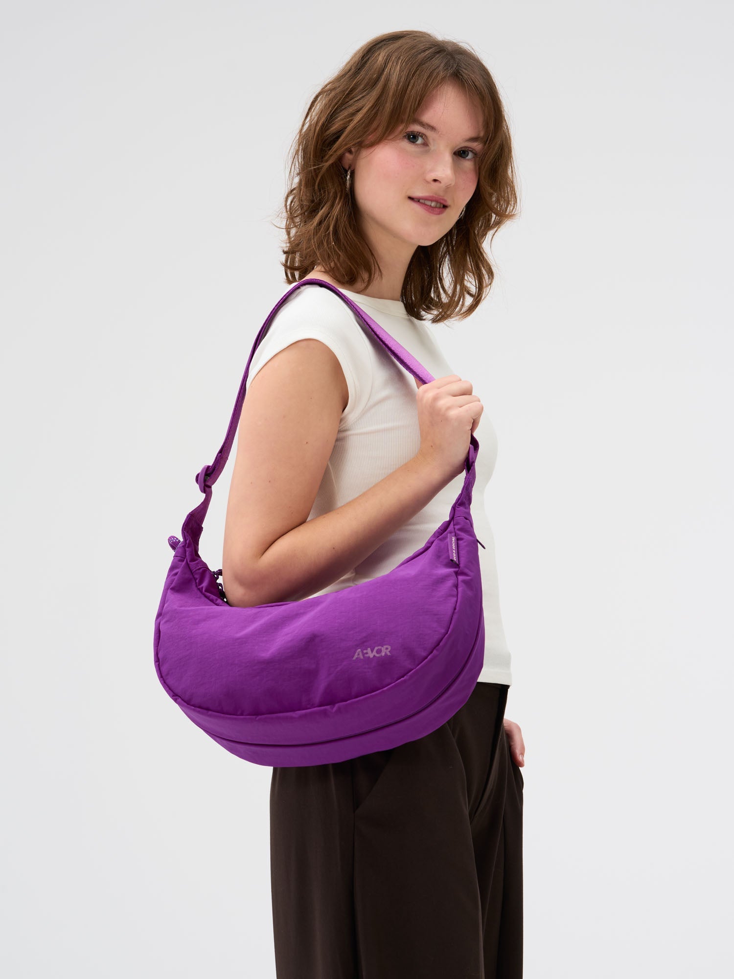 aevor-sling-bag-bauchtasche-electric-fuchsia-5-5l image 2