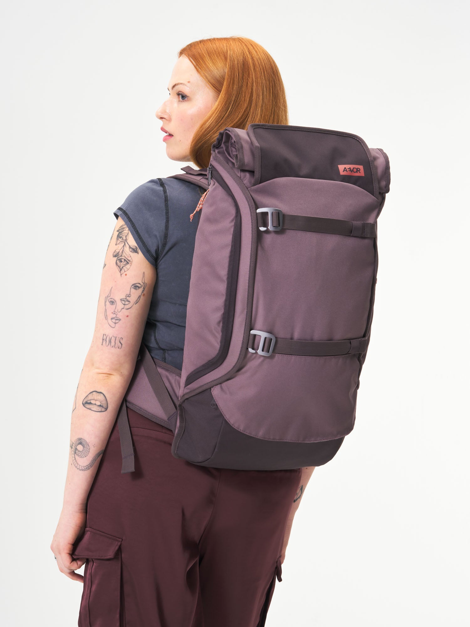 aevor-travel-pack-reiserucksack-oxy-purple-38-45-l image 2