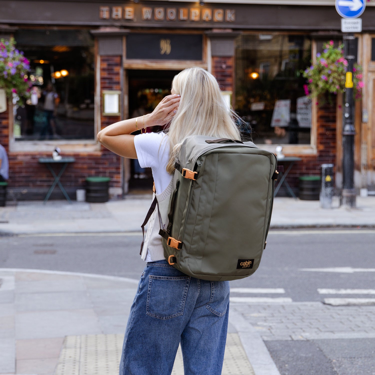 cabin-zero-classic-plus-rucksack-42l-schwarz-reiserucksack image 2