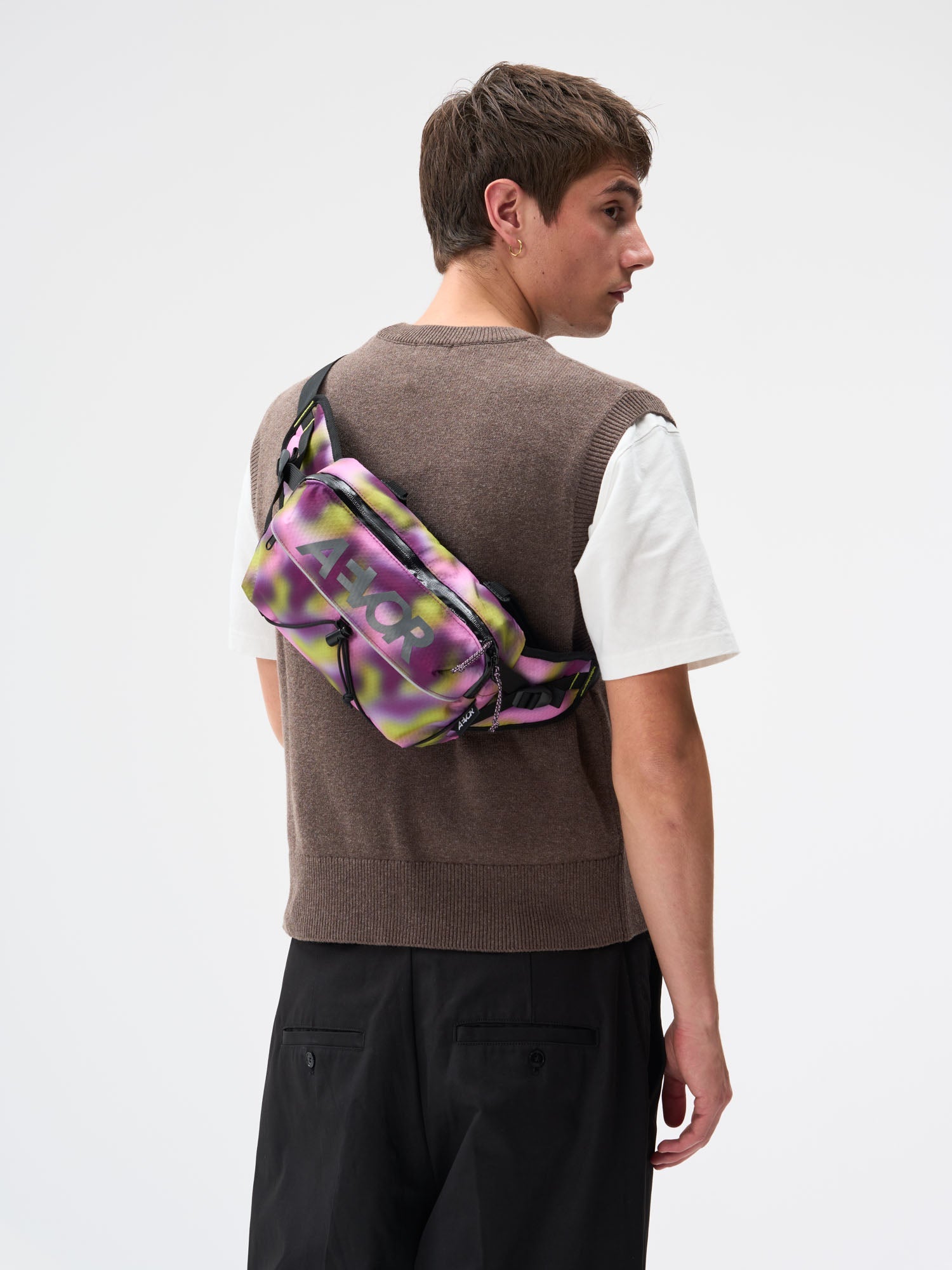 aevor-bar-bag-bauchtasche-psychedelic-slush-gemustert image 6