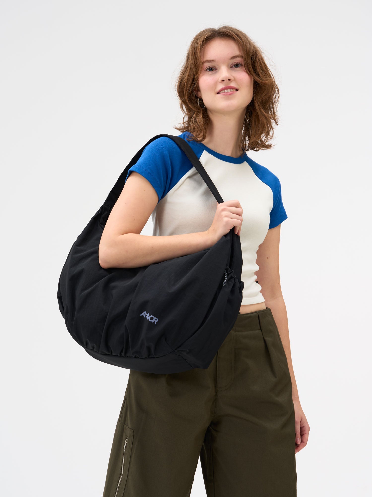 aevor-slouchy-bag-handtasche-23-l-black-schwarz image 2