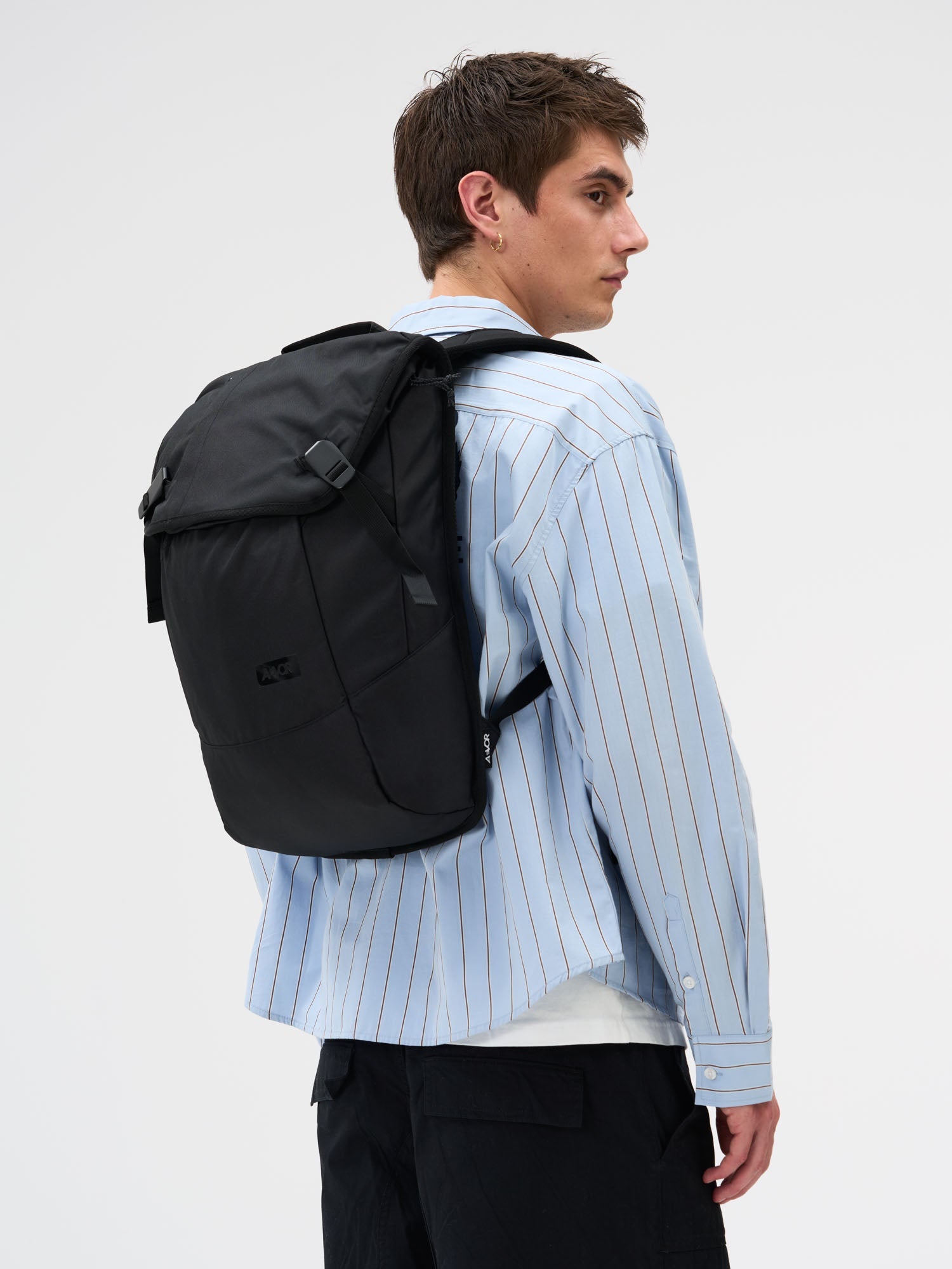 aevor-daypack-rucksack-black-eclipse-18-28-l-laptop image 2