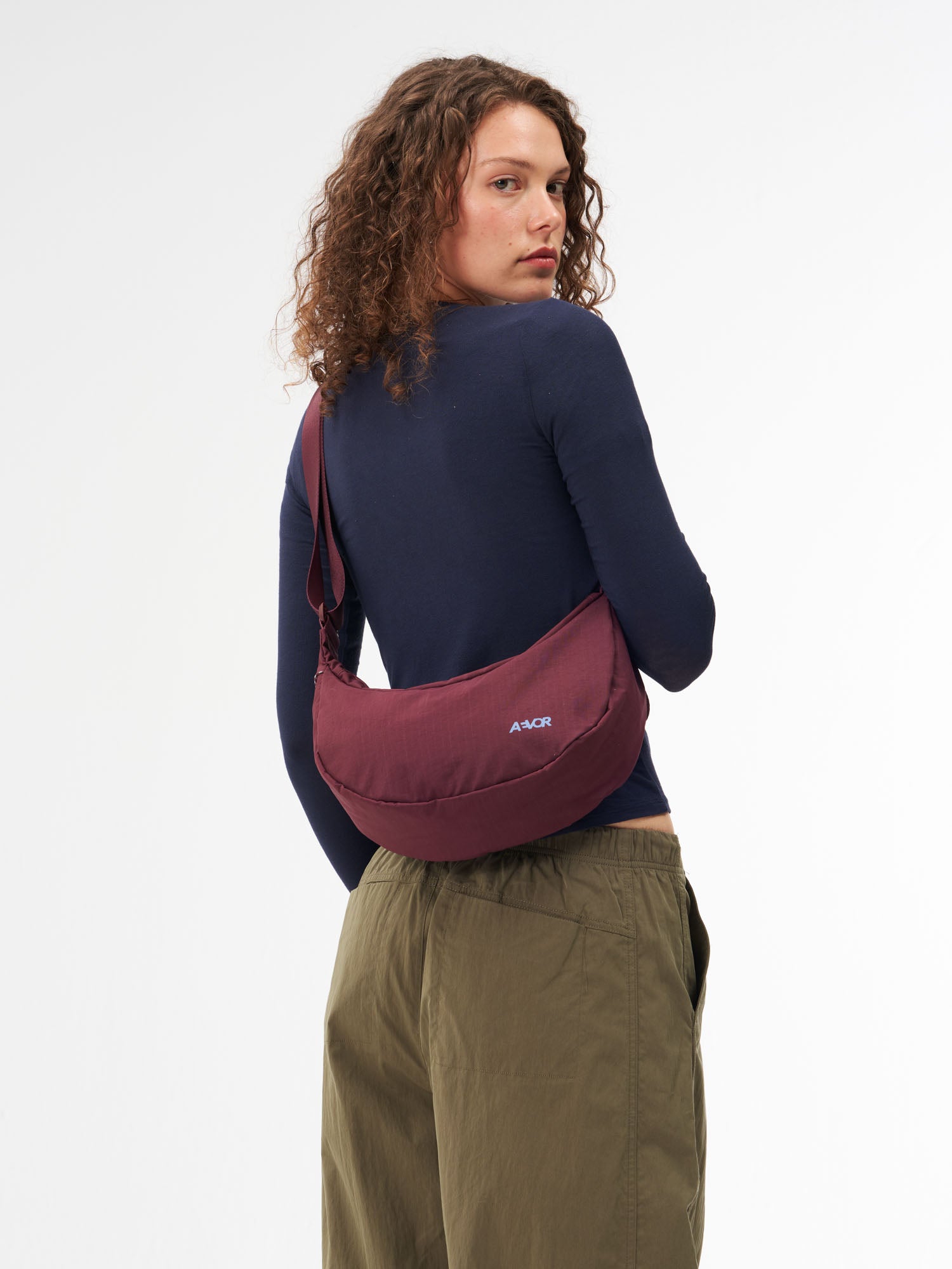 aevor-sling-bag-small-umh-ngetasche-burgundy-4-liter image 4
