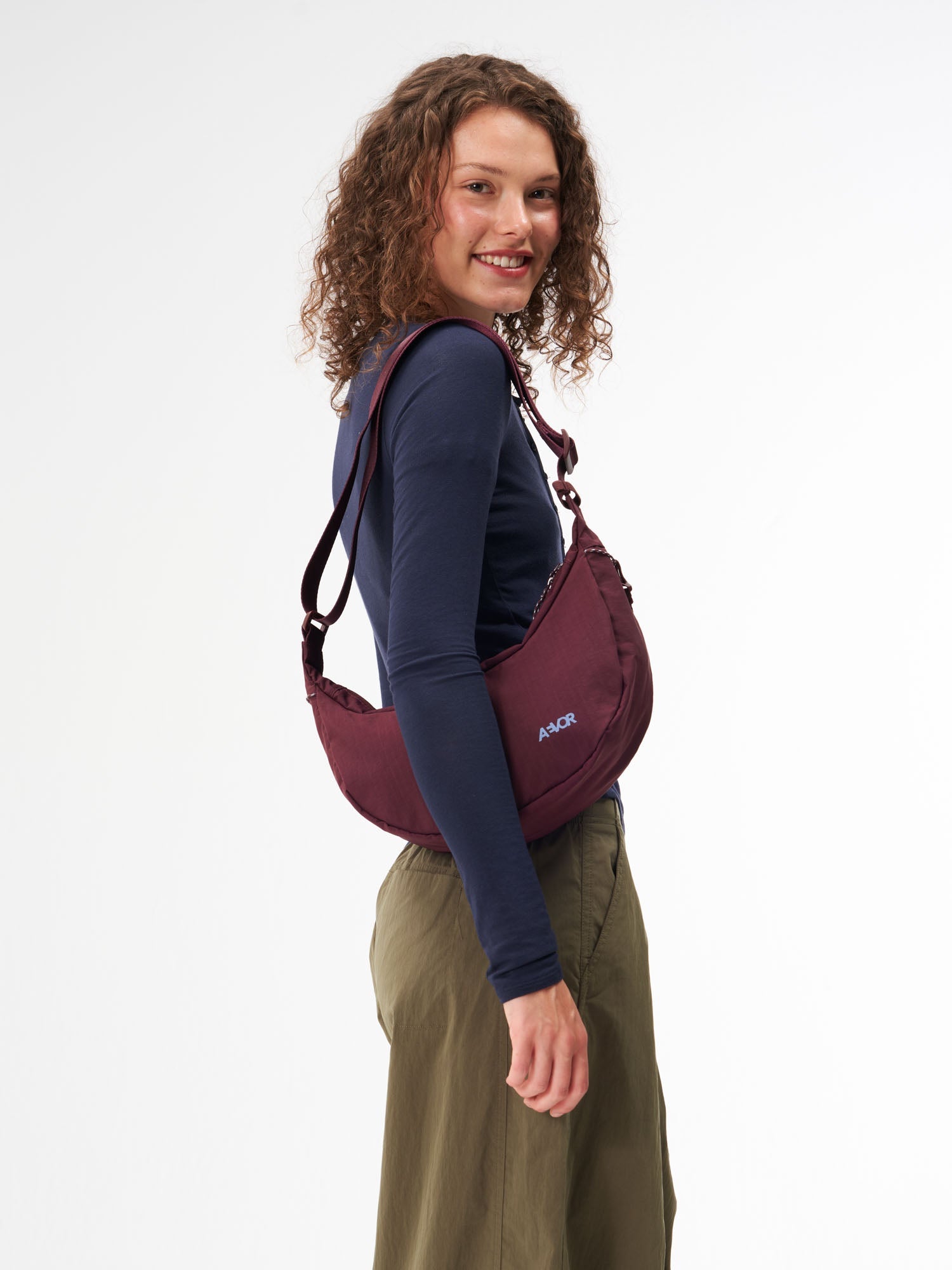 aevor-sling-bag-small-umh-ngetasche-burgundy-4-liter image 2