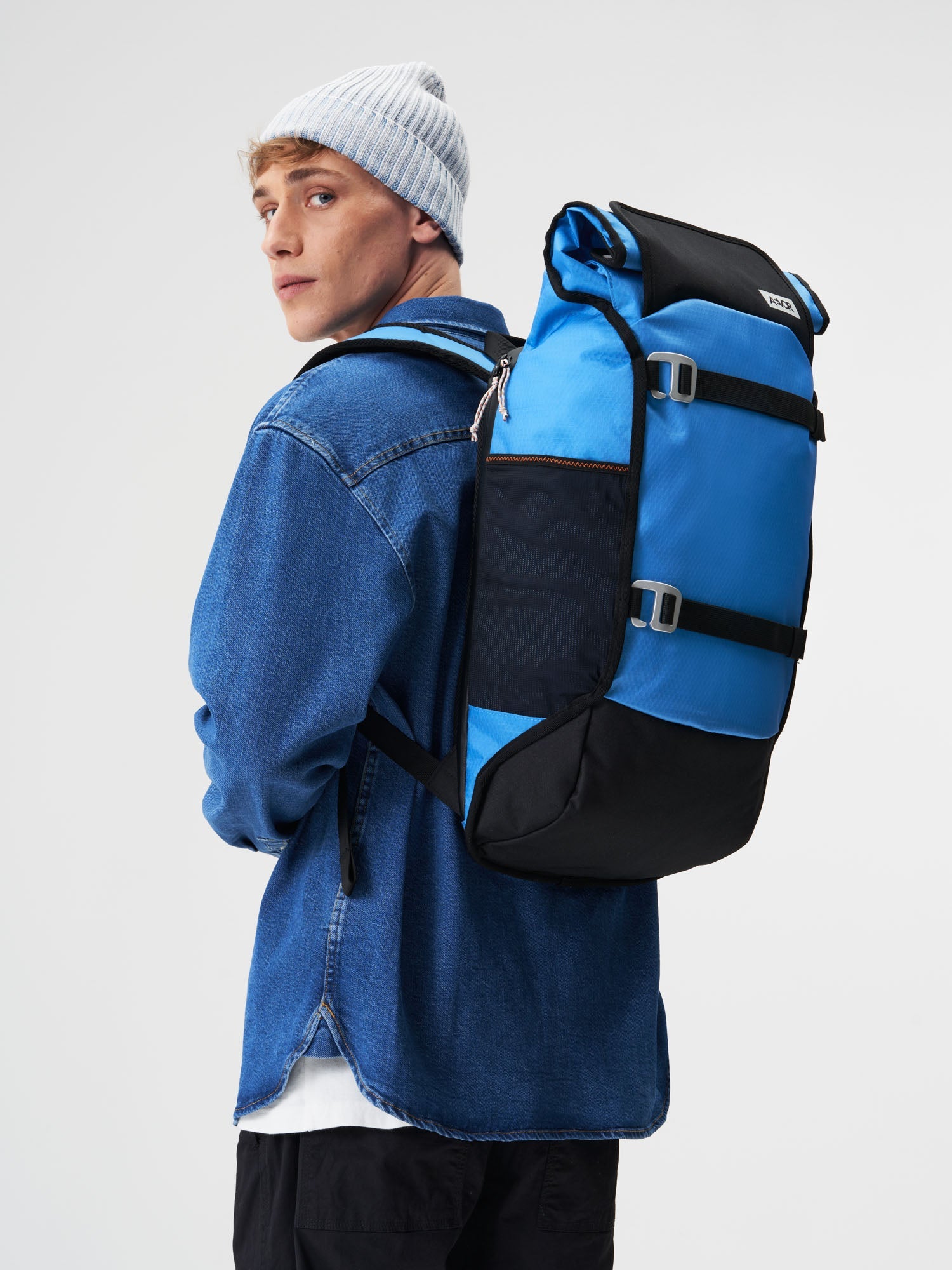 aevor-trip-pack-rucksack-proof-retro-blue-26-33-l-laptop image 2