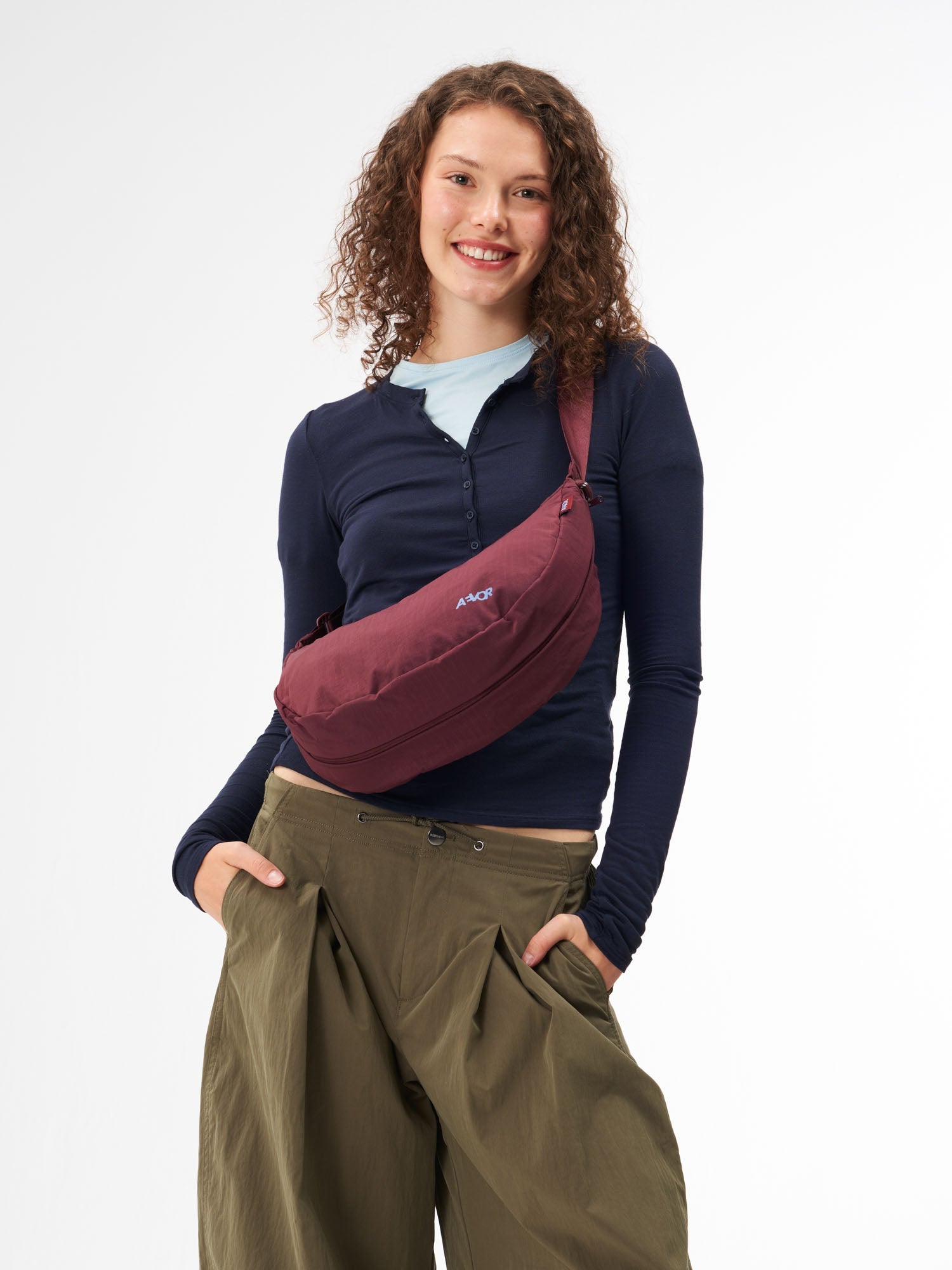 aevor-sling-bag-bauchtasche-burgundy-5-5-l-erweiterbar image 2