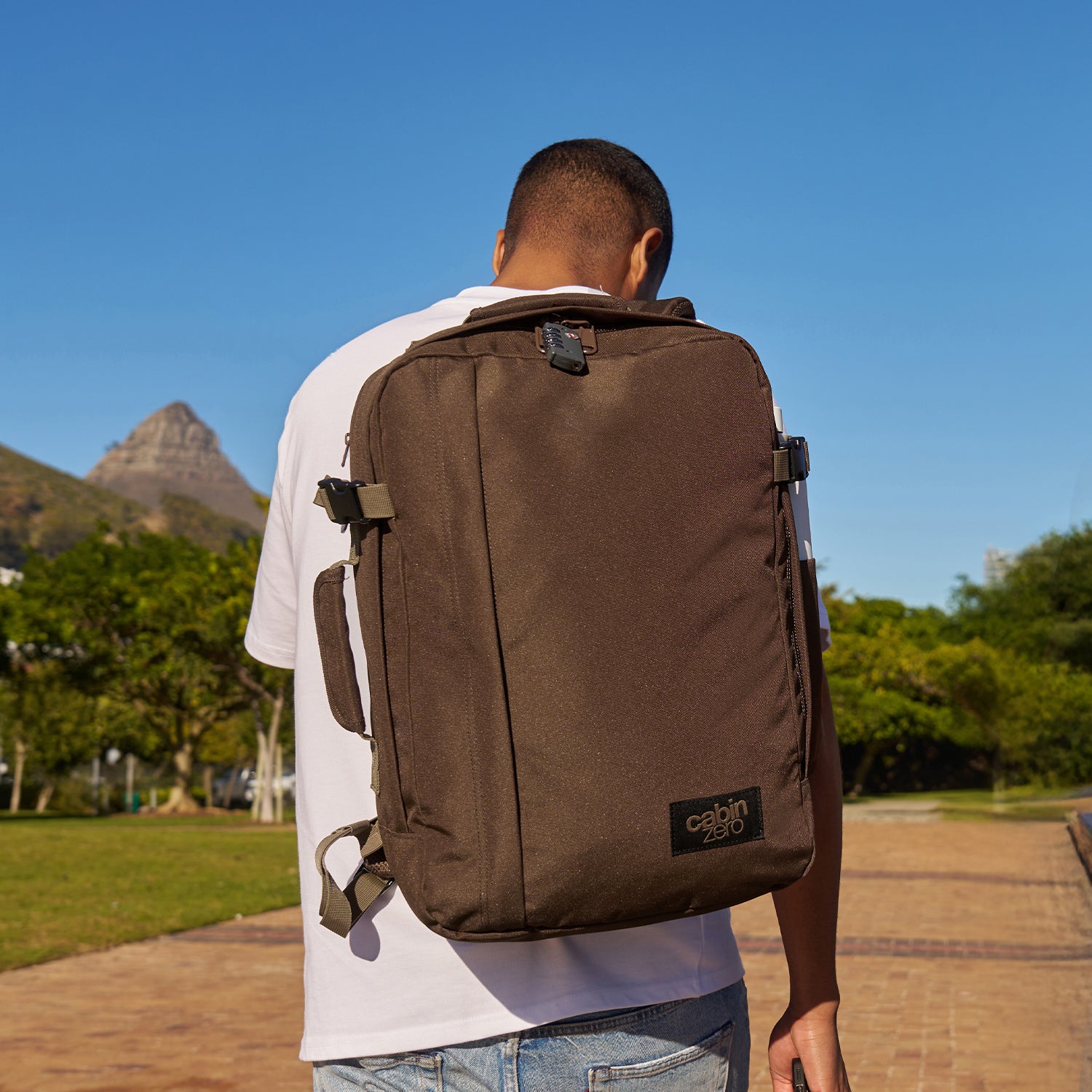 cabinzero-classic-tech-backpack-36l-rucksack-schwarz image 3