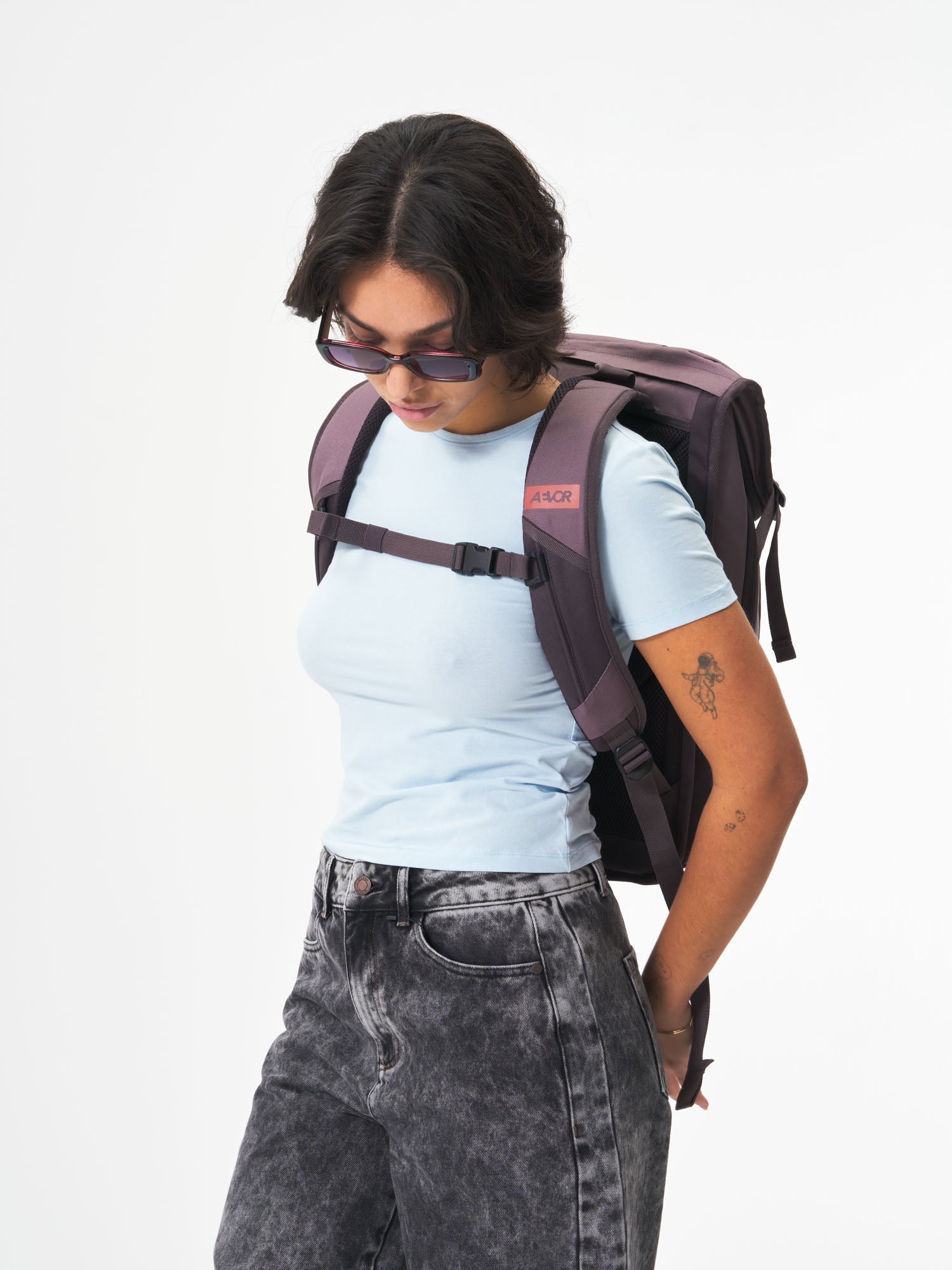 aevor-daypack-rucksack-oxy-purple-18-28-l-laptop image 8