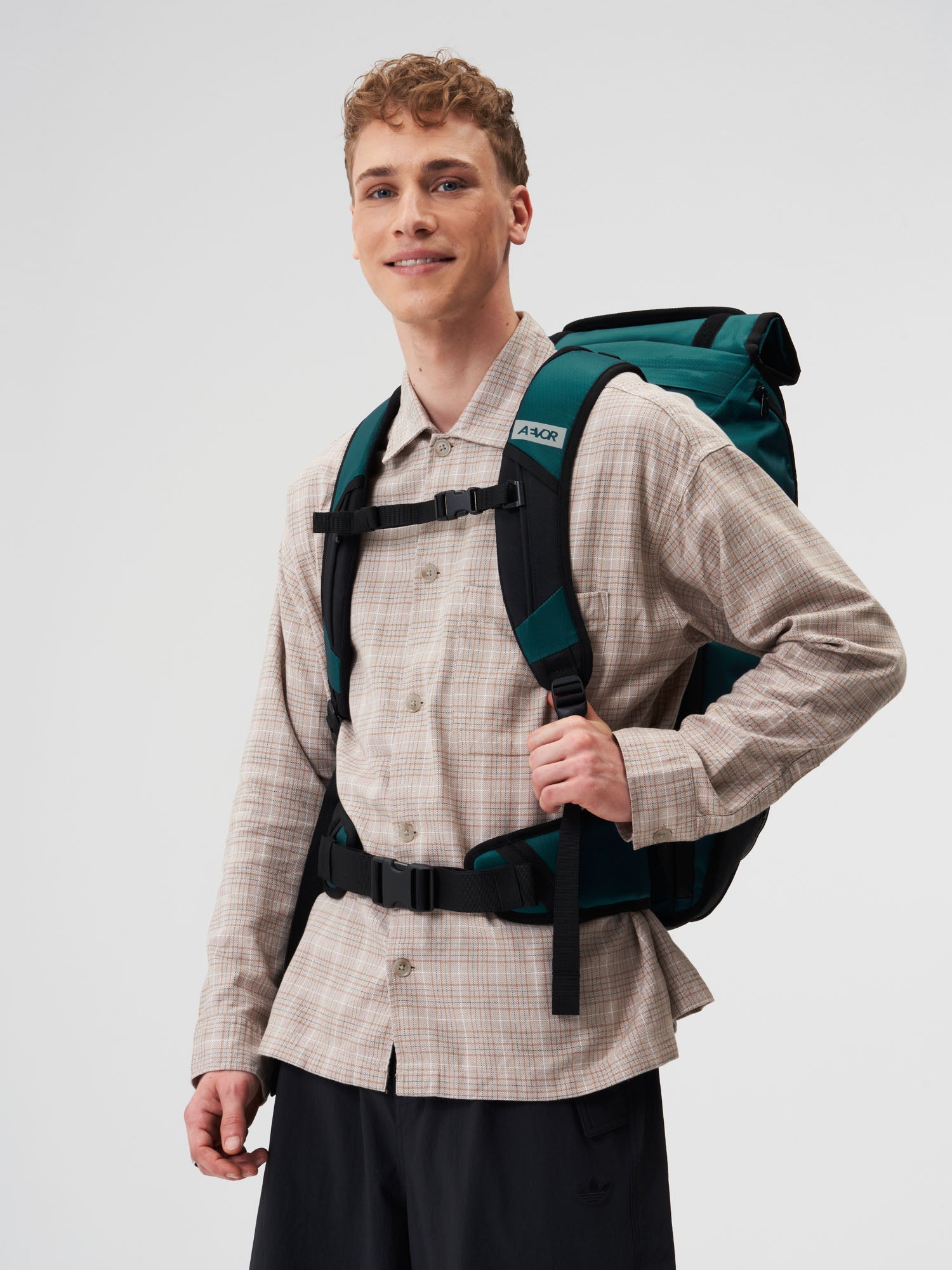 aevor-travel-pack-rucksack-proof-evergreen-38-45-l image 8