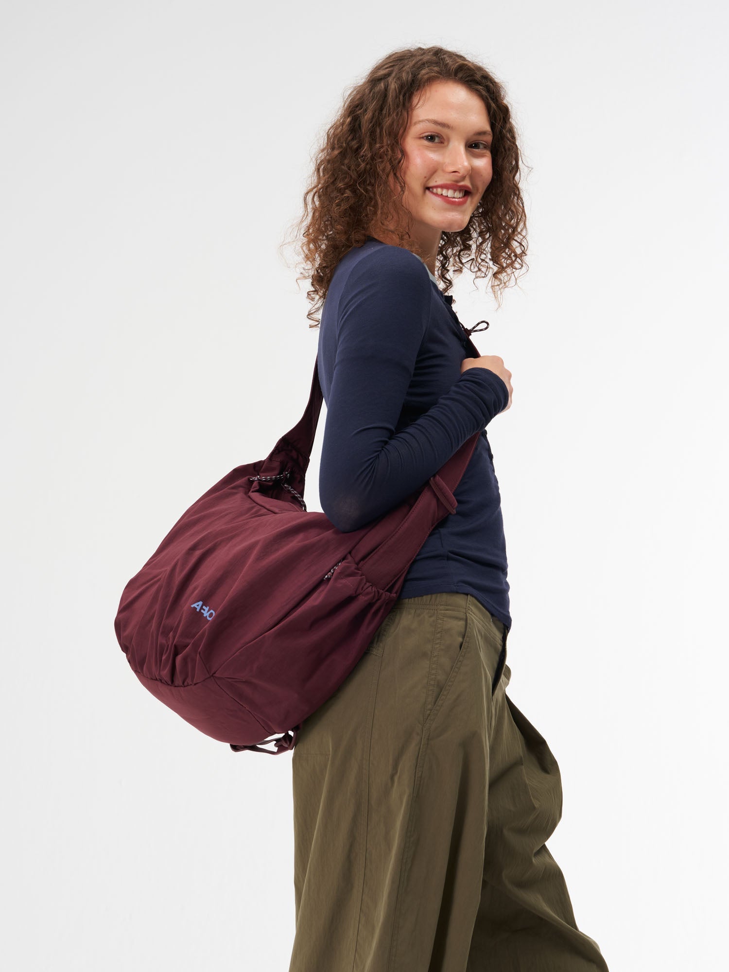 aevor-slouchy-bag-handtasche-burgundy-23l-mit-laptopfach image 7