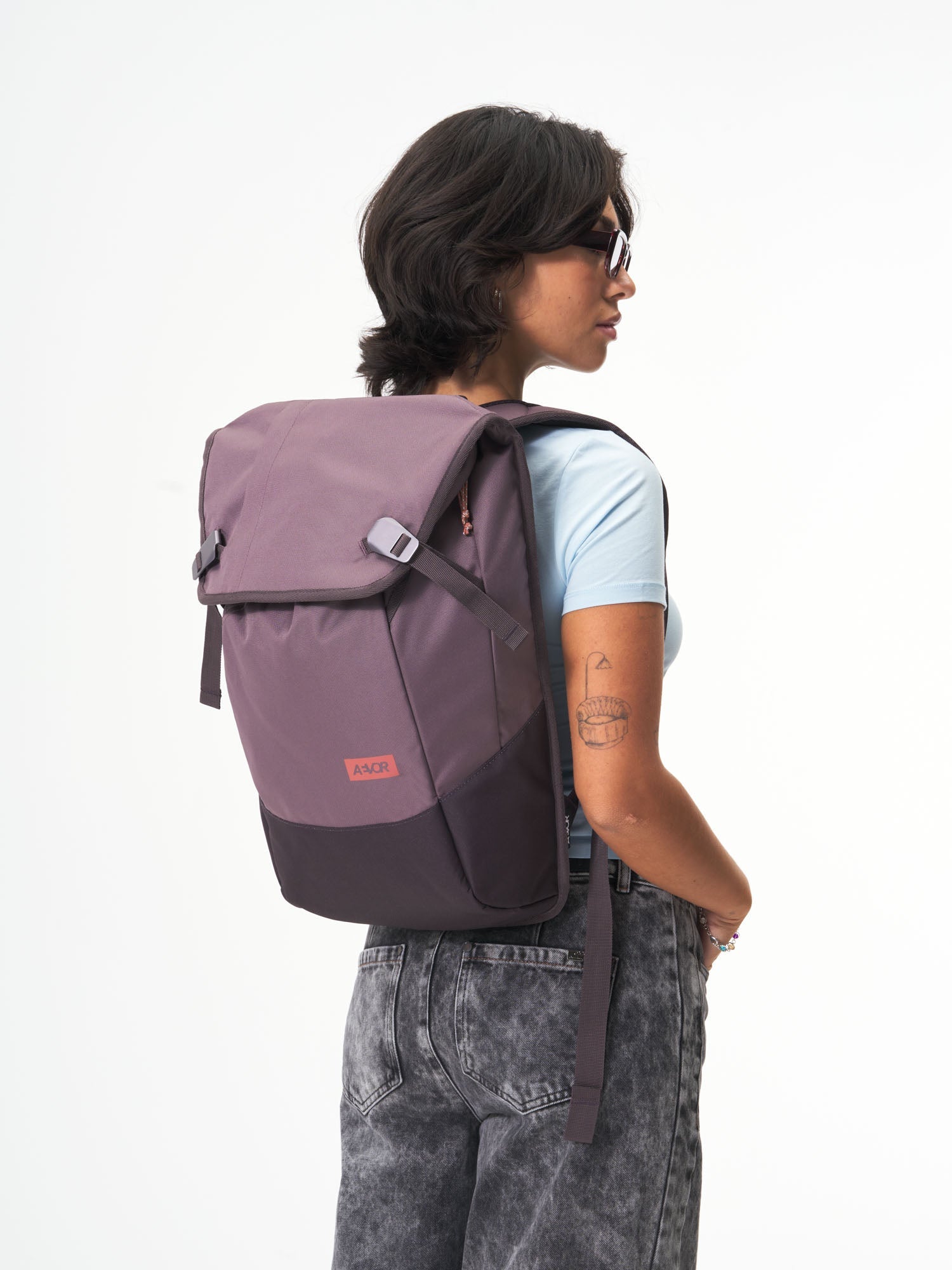 aevor-daypack-rucksack-oxy-purple-18-28-l-laptop image 2