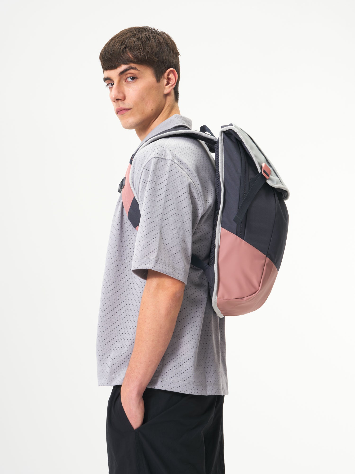aevor-daypack-rucksack-chilled-rose-18-28-l-laptop image 8