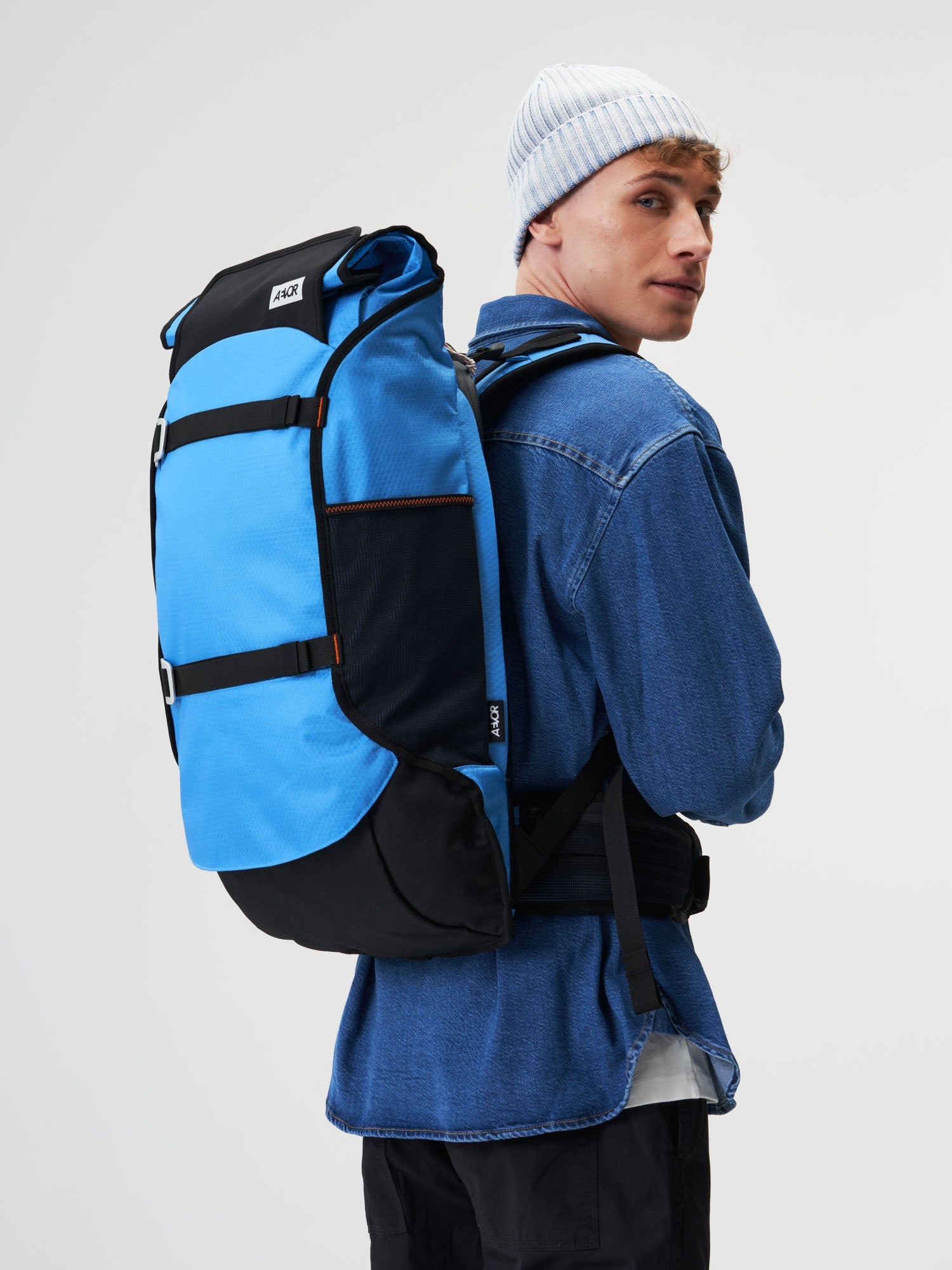 aevor-travel-pack-rucksack-proof-retro-blue-38-45-l image 2