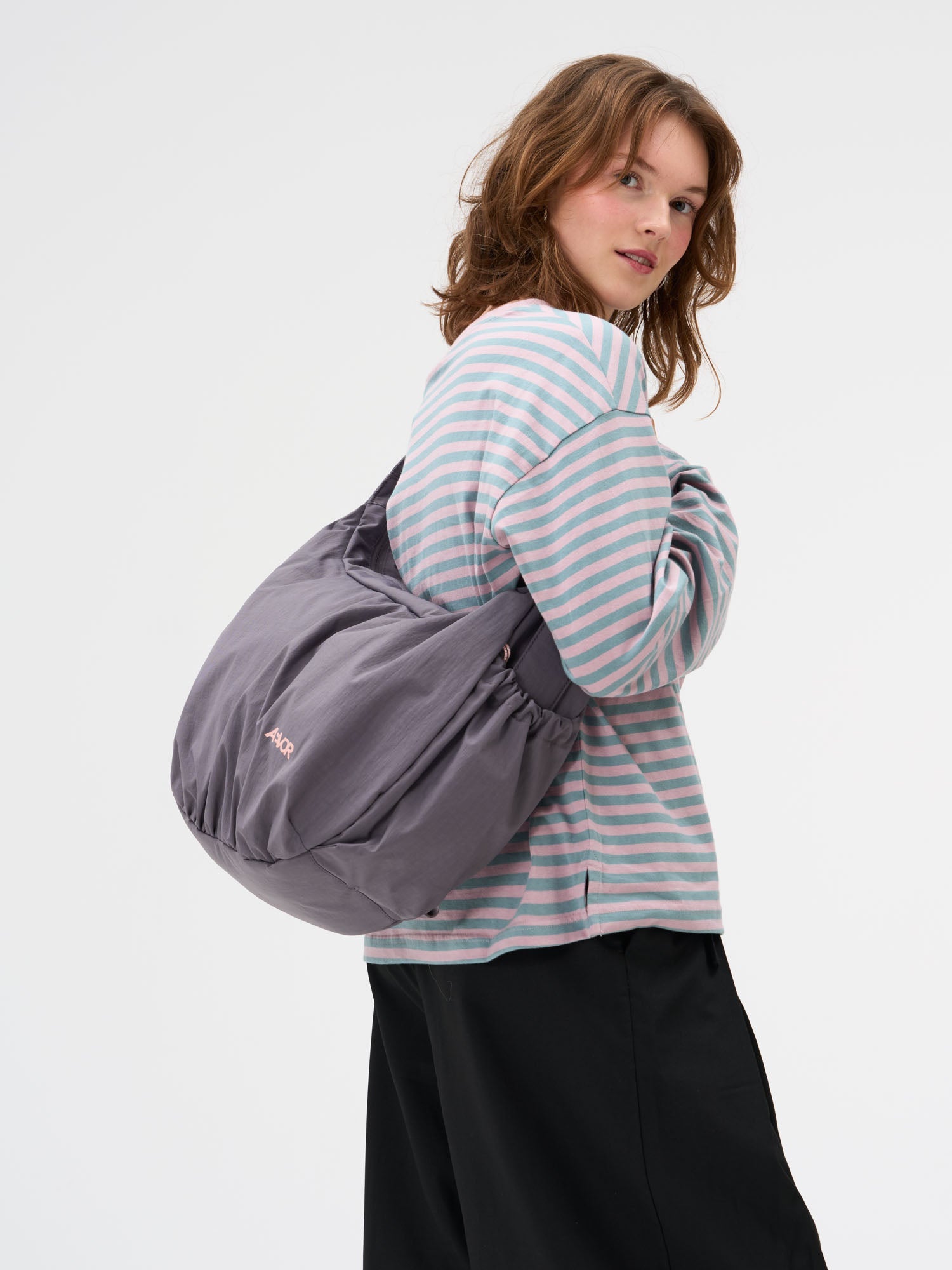 aevor-slouchy-bag-handtasche-23-l-grey-grau image 2