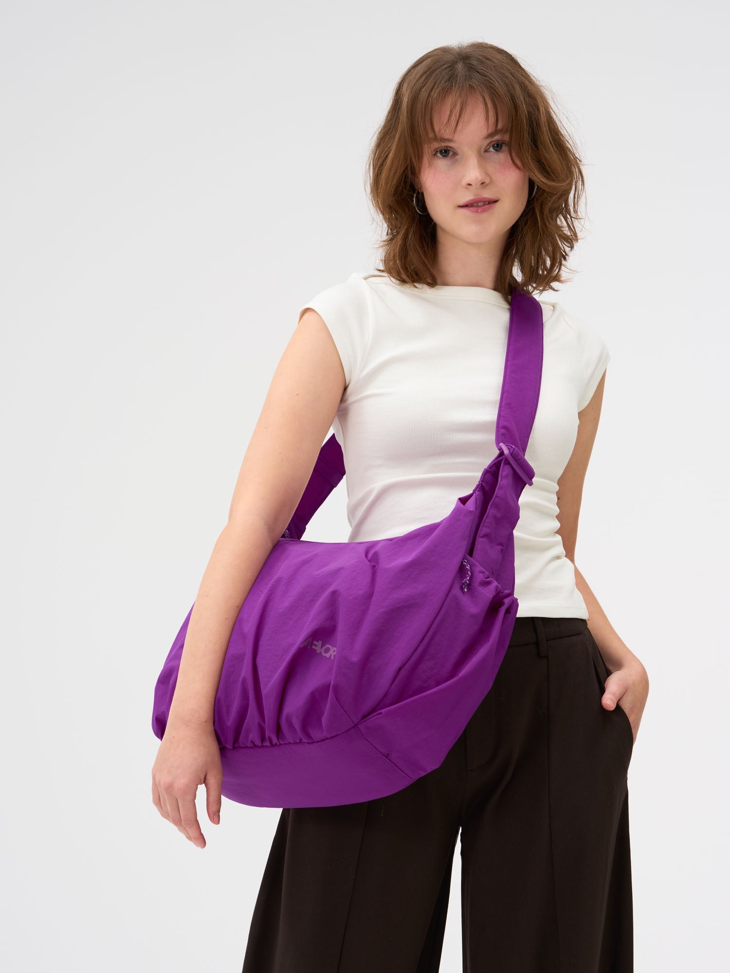 aevor-slouchy-bag-handtasche-23-l-electric-fuchsia image 7