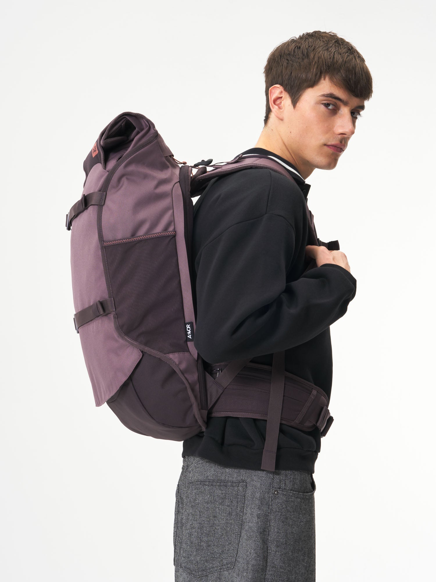 aevor-travel-pack-reiserucksack-oxy-purple-38-45-l image 8