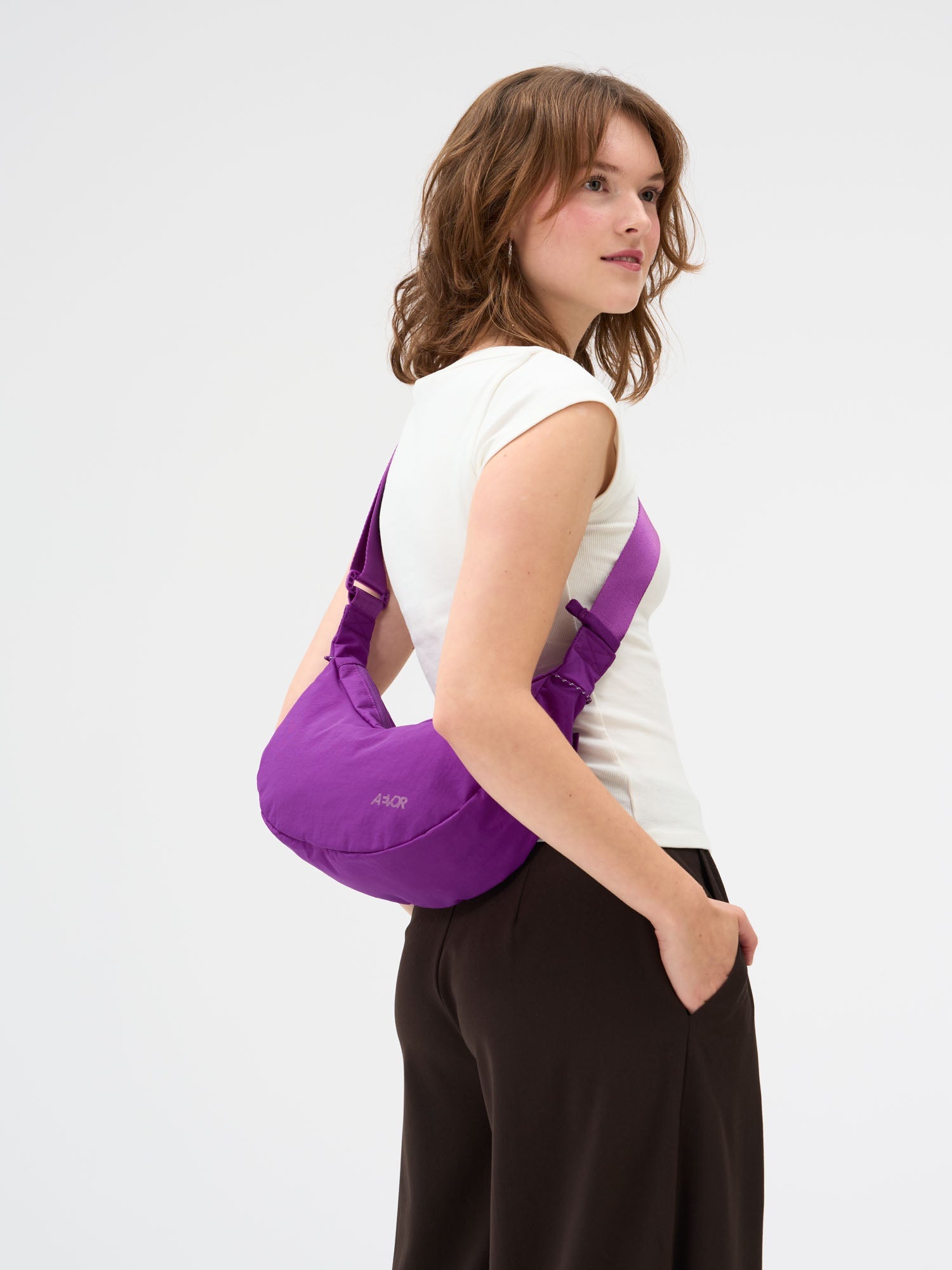 aevor-sling-bag-small-umh-ngetasche-4l-electric-fuchsia image 2
