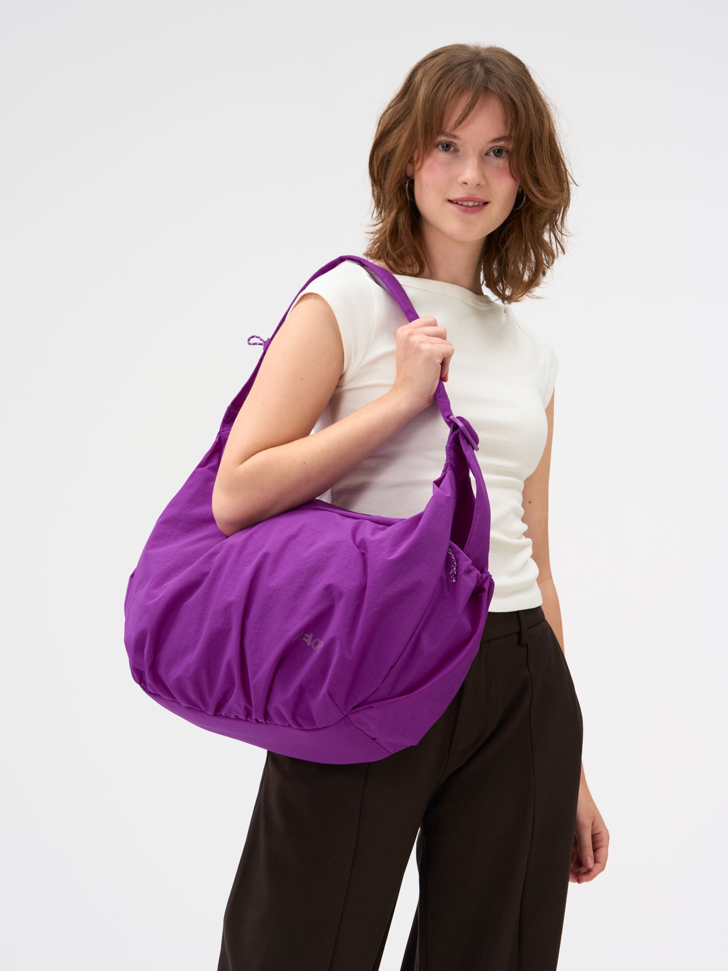 aevor-slouchy-bag-handtasche-23-l-electric-fuchsia image 2