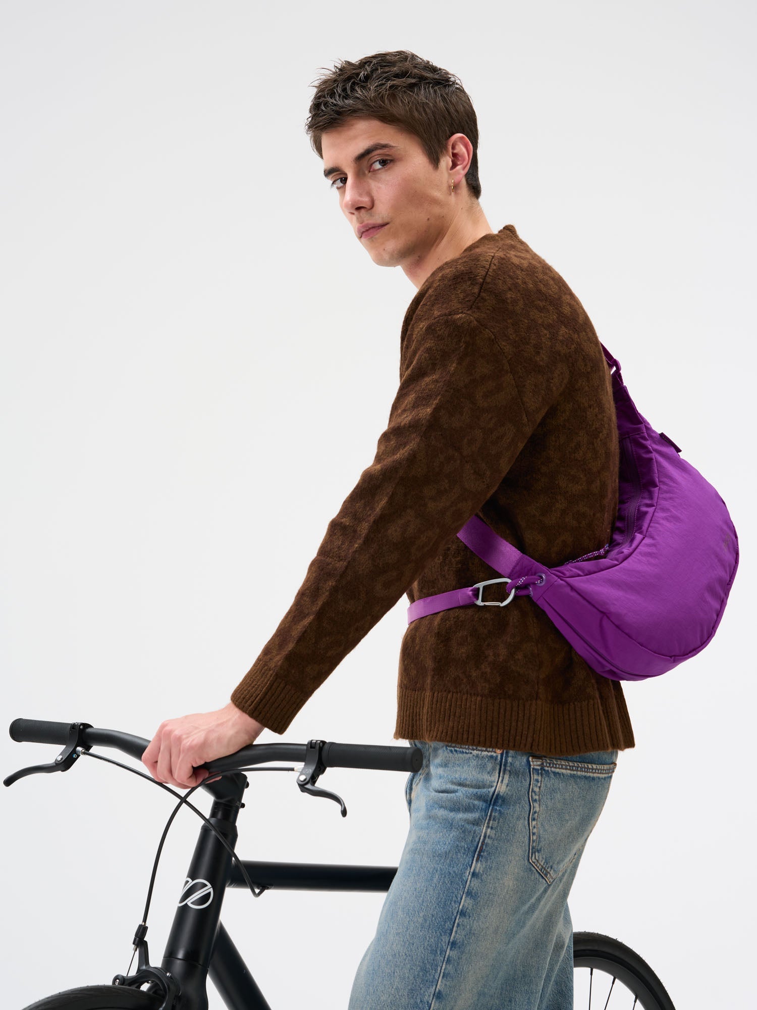 aevor-sling-bag-bauchtasche-electric-fuchsia-5-5l image 8