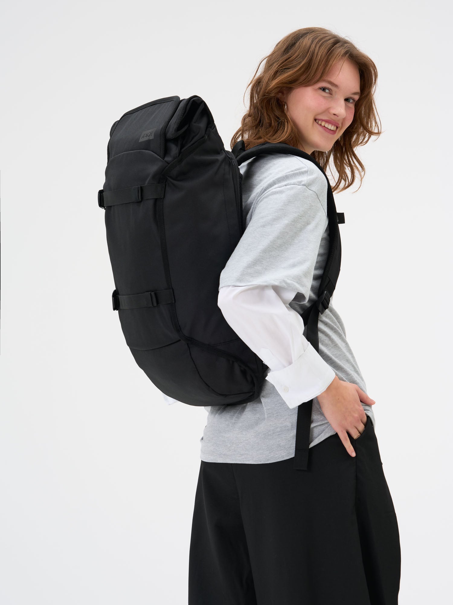 aevor-trip-pack-rucksack-black-eclipse-26-33-l-laptopfach image 2