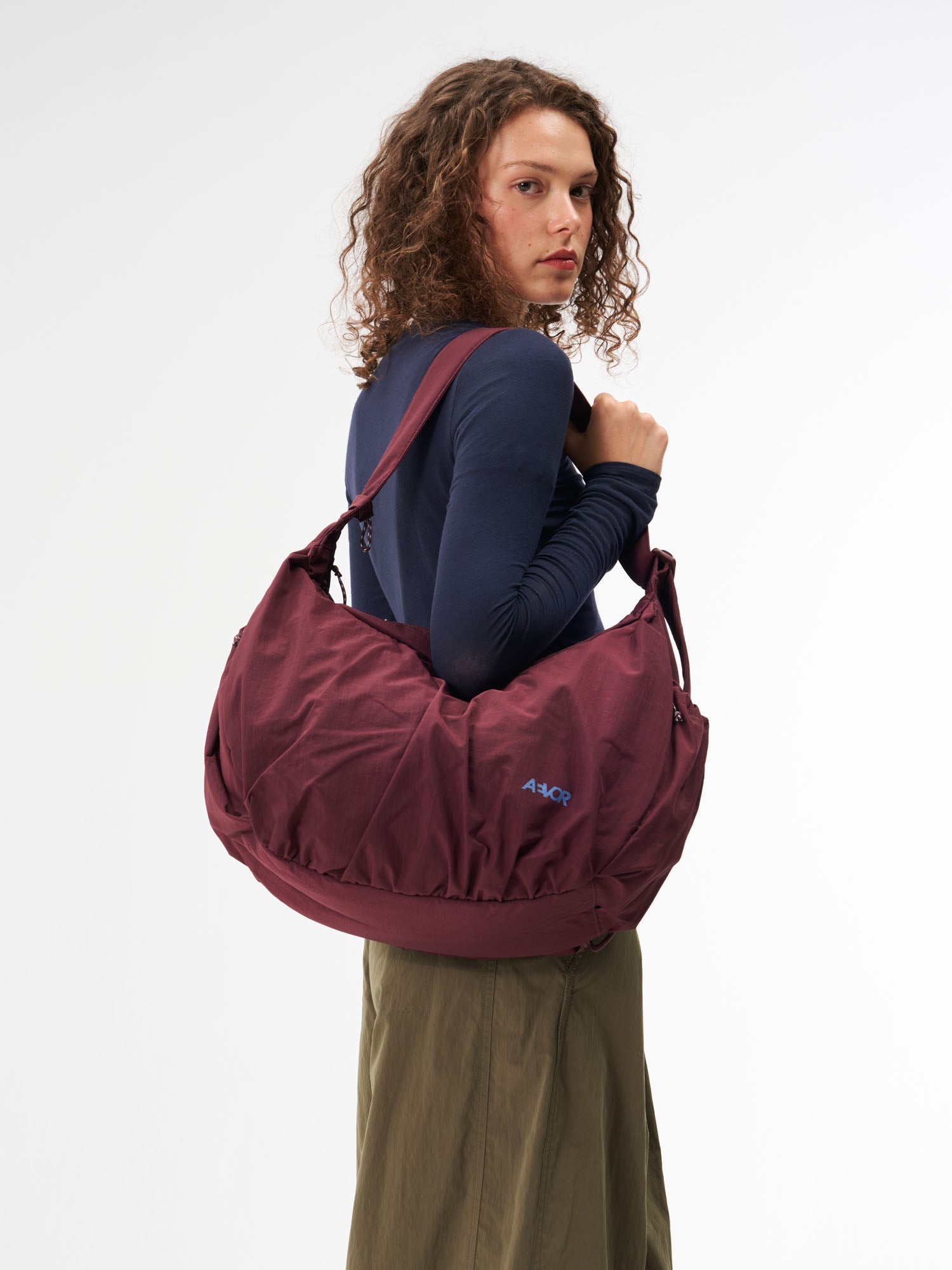 aevor-slouchy-bag-handtasche-burgundy-23l-mit-laptopfach image 2
