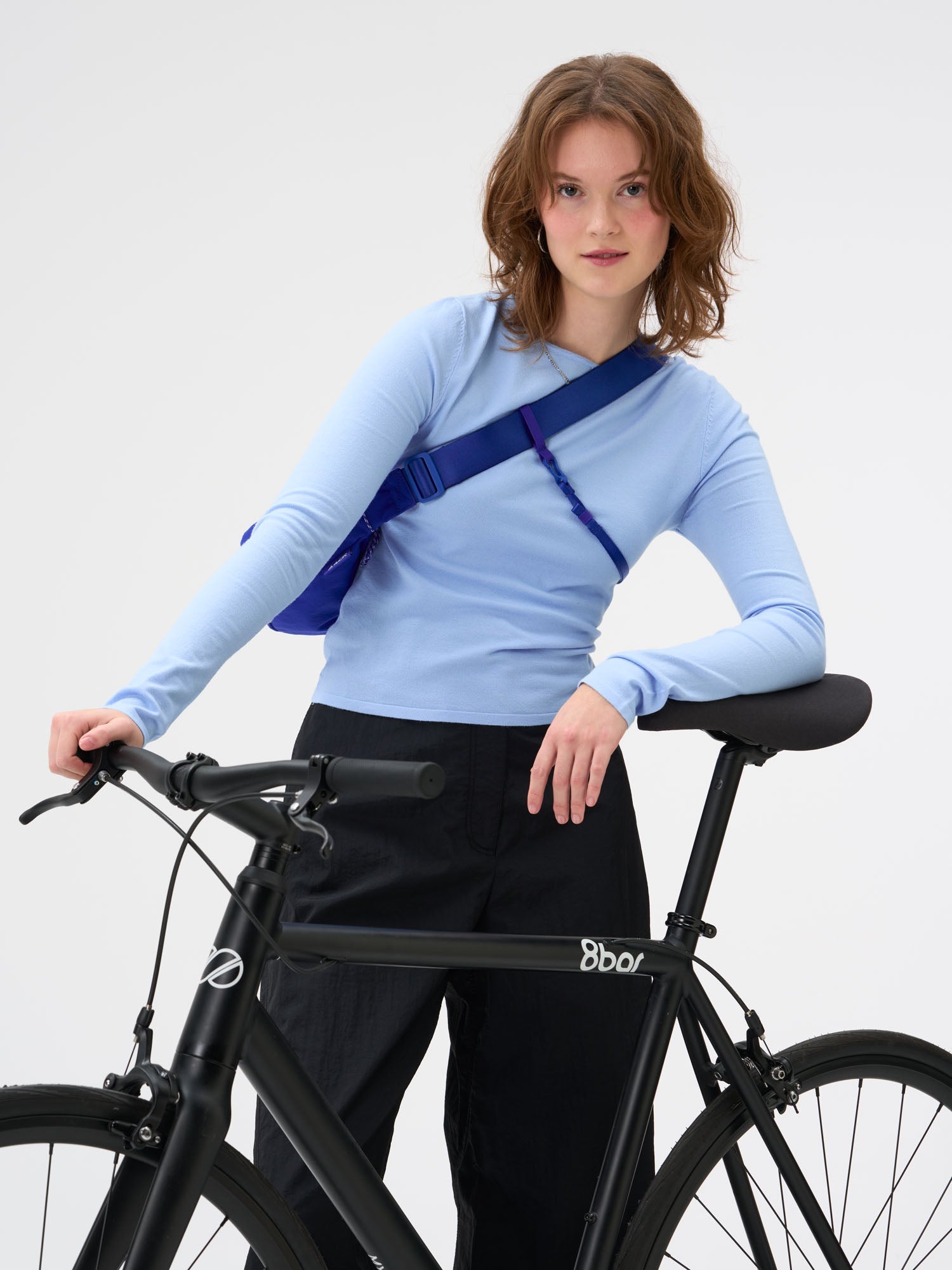 aevor-sling-bag-small-umh-ngetasche-4l-electric-blue image 6