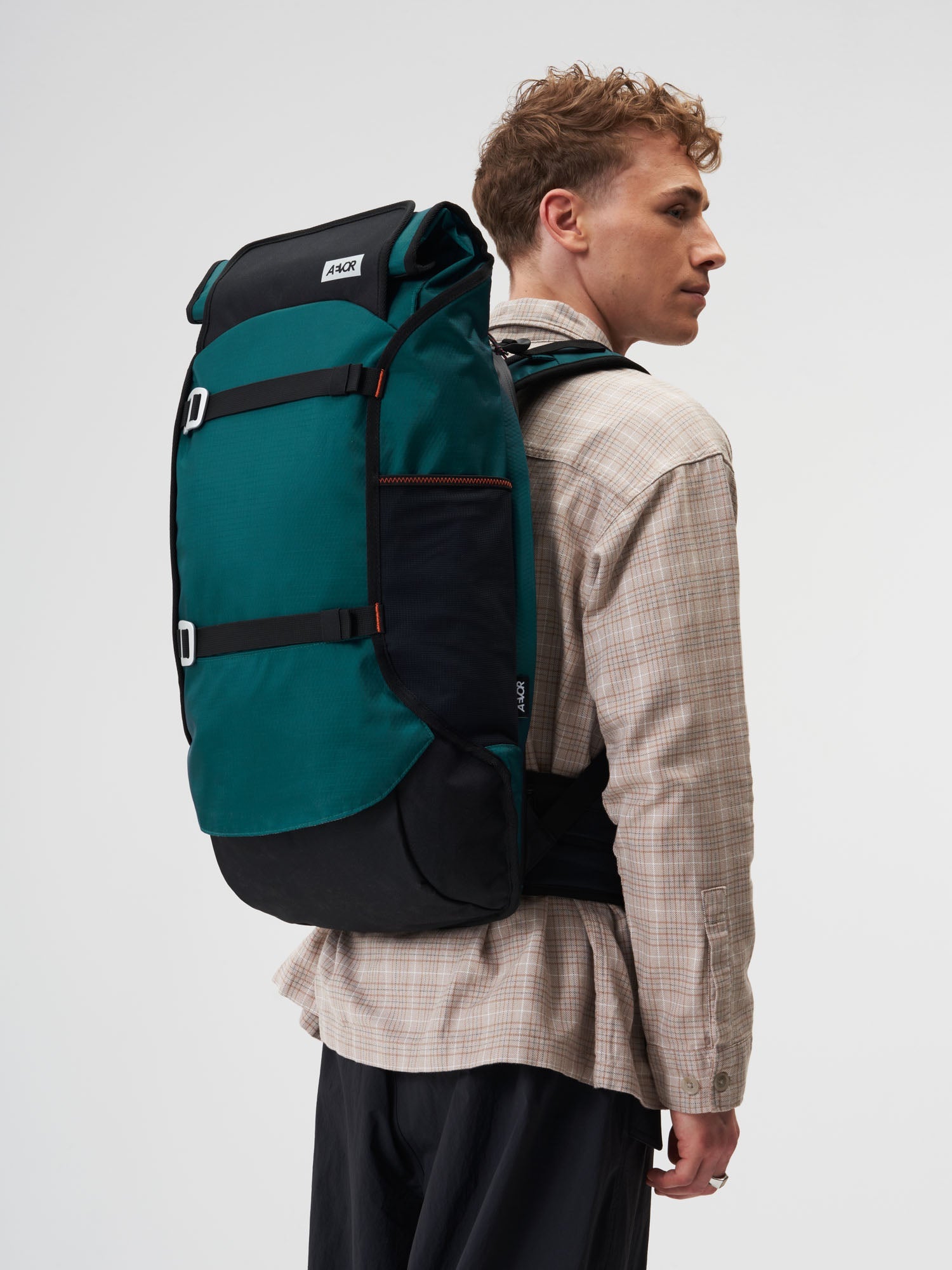 aevor-travel-pack-rucksack-proof-evergreen-38-45-l image 2