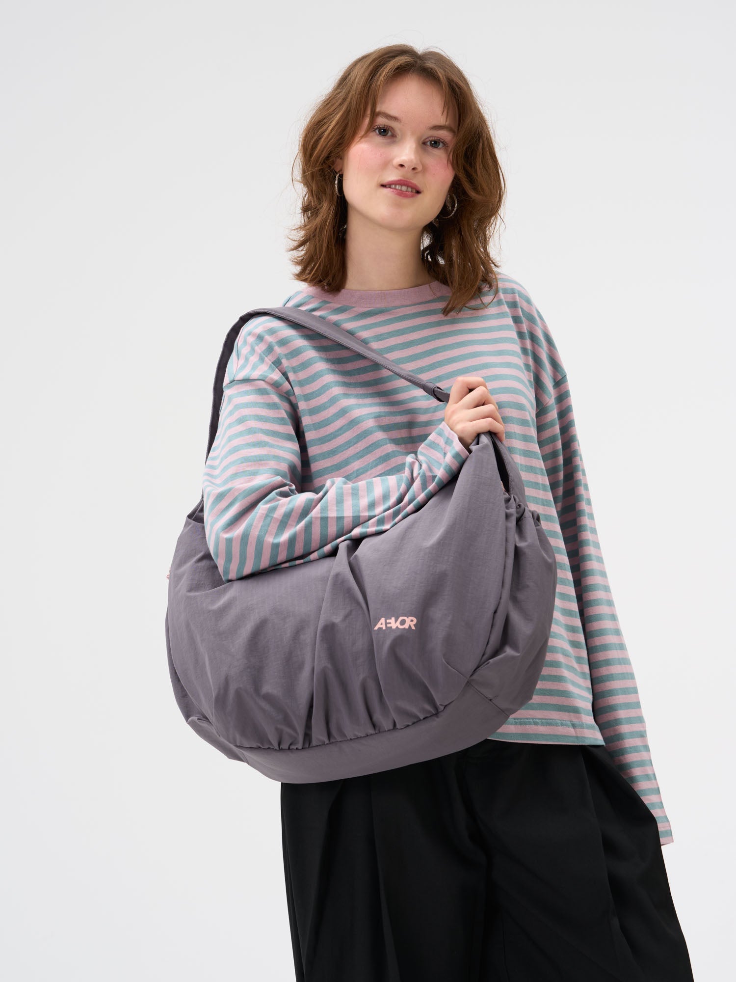 aevor-slouchy-bag-handtasche-23-l-grey-grau image 7