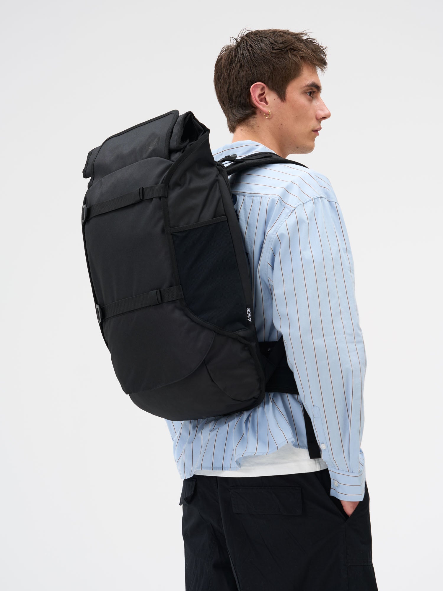 aevor-travel-pack-rucksack-black-eclipse-38-45-l image 2