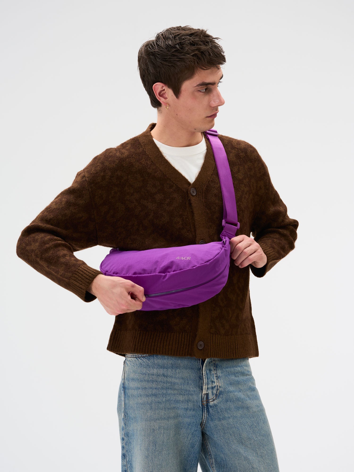aevor-sling-bag-bauchtasche-electric-fuchsia-5-5l image 7