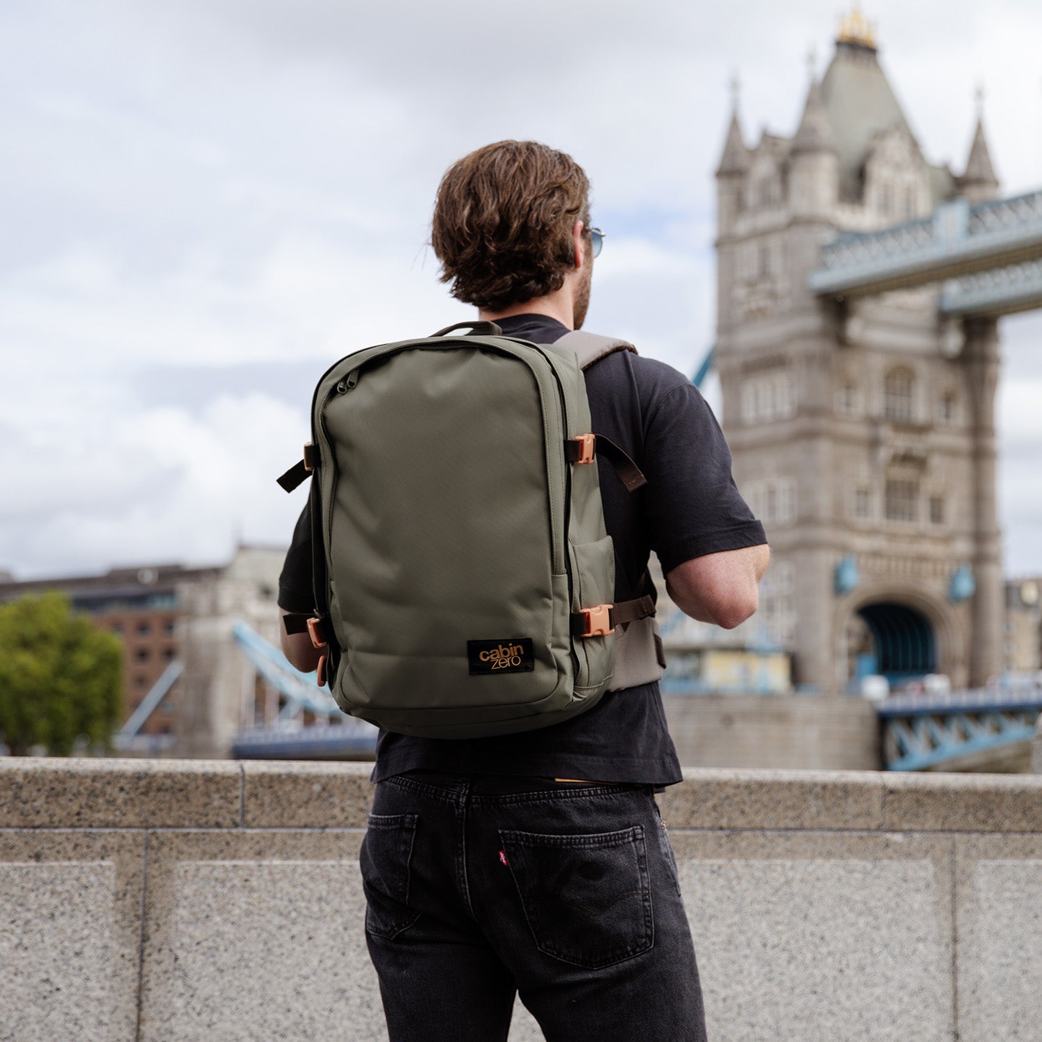 cabin-zero-classic-pro-rucksack-32l-absolute-black-laptop image 2