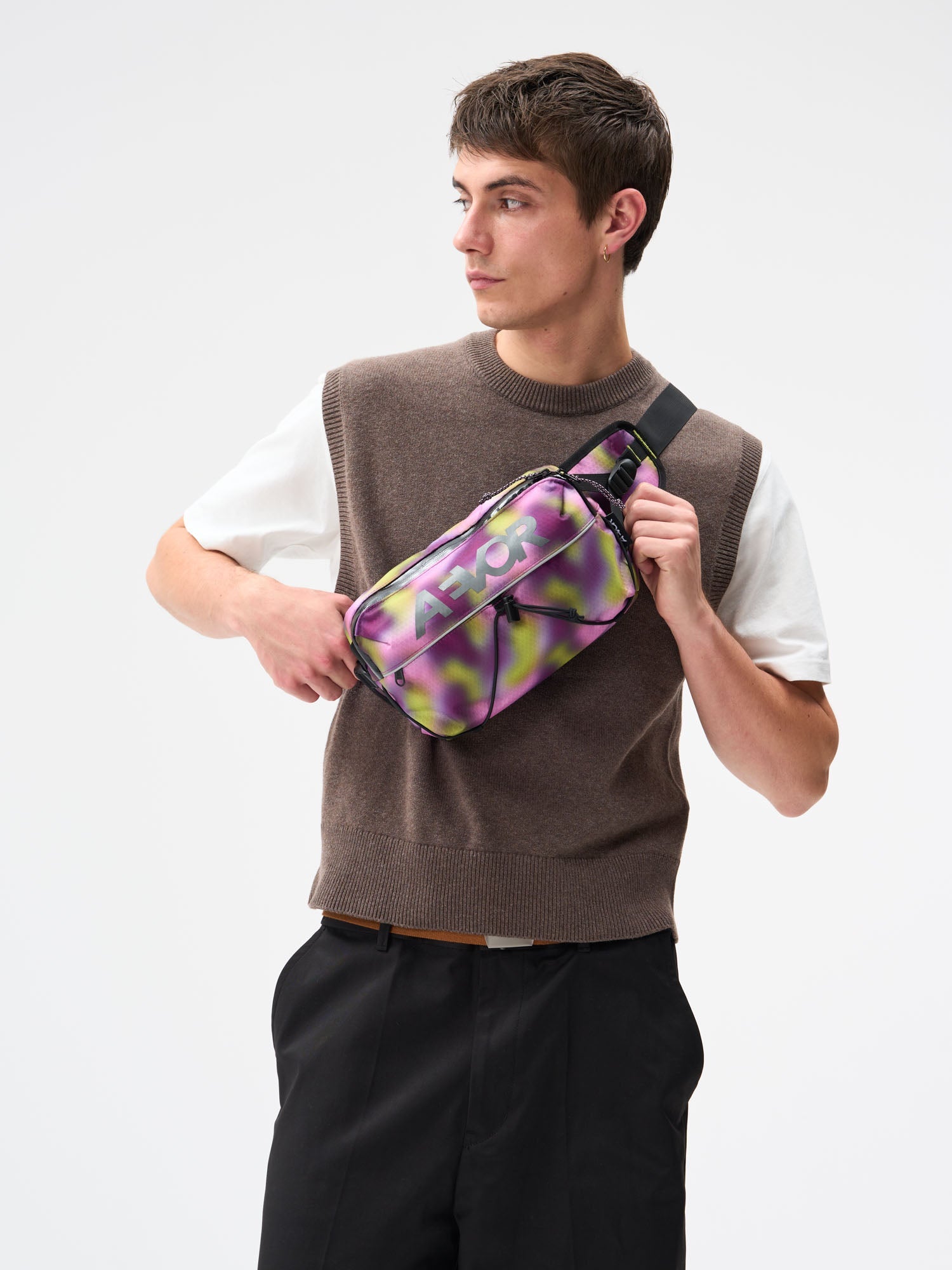 aevor-bar-bag-bauchtasche-psychedelic-slush-gemustert image 2